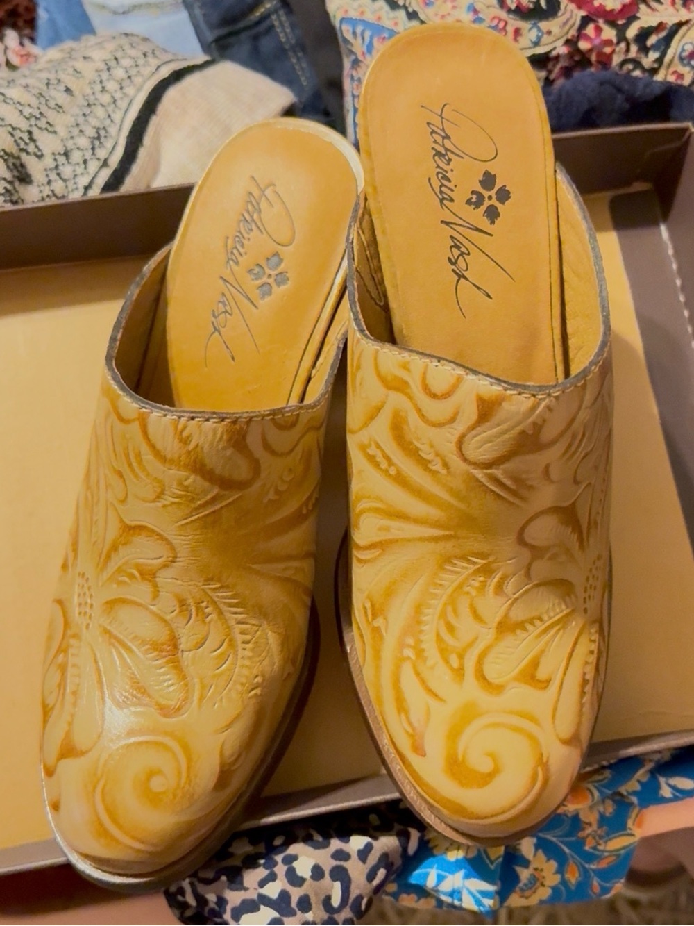 Patricia Nash Trotters Tan Embossed Leather Clog Mules.     New Never worn